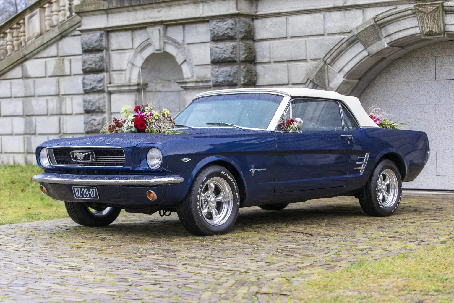 Blauwe mustang huren