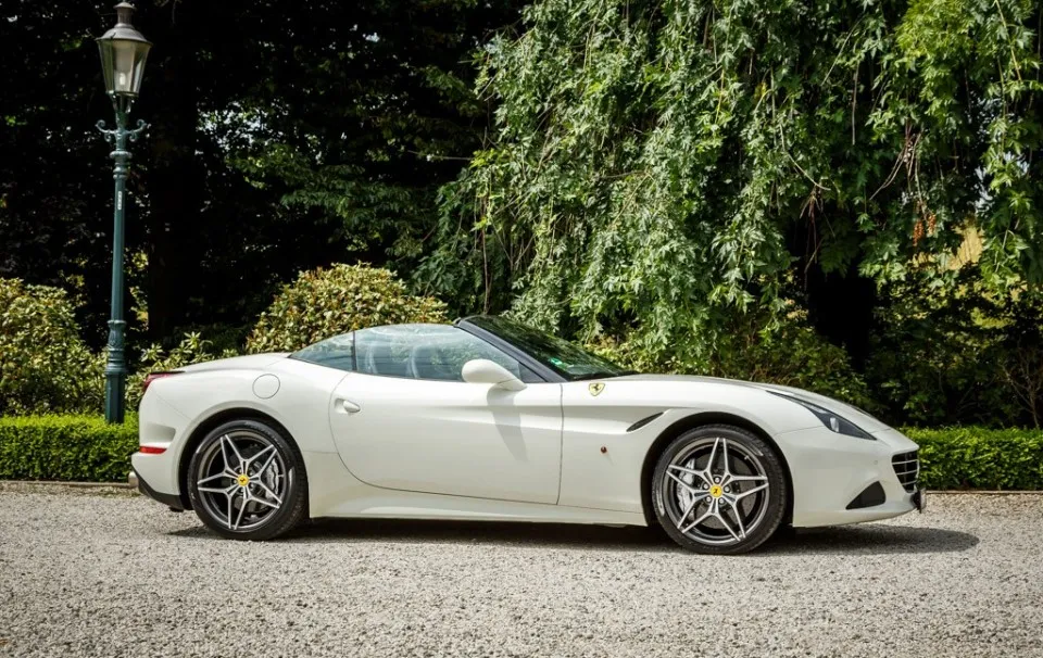 Witte Ferrari huren