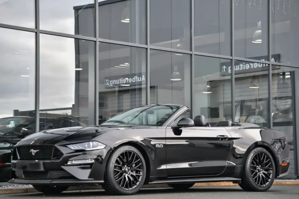 Ford mustang trouwauto zwart cabrio